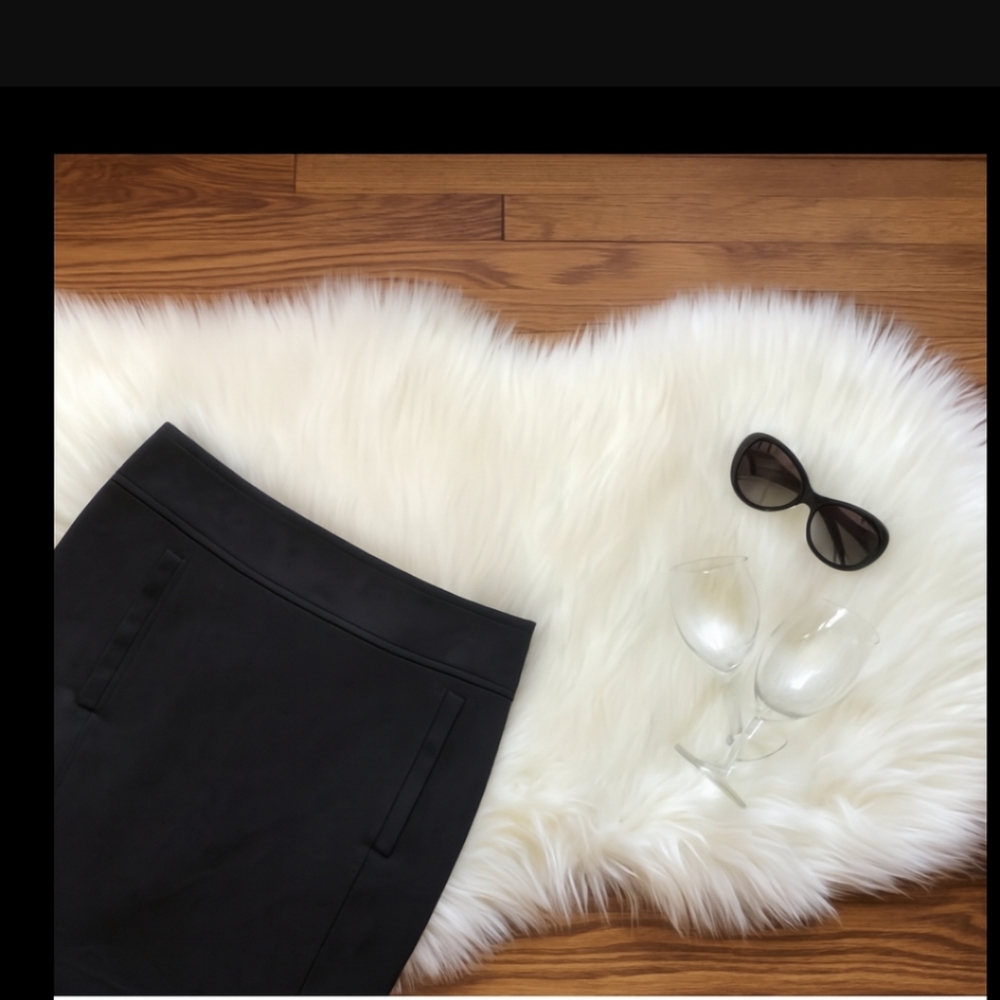LOFT Faux Suede Mini Skirt in Black Pockets Back Zipper Size 10● - Picture 2 of 9